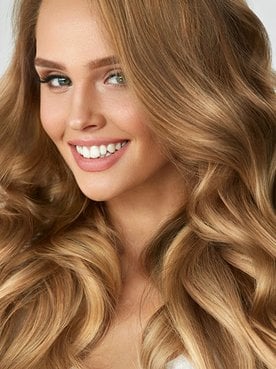 Modelo com cabelo castanho com luzes