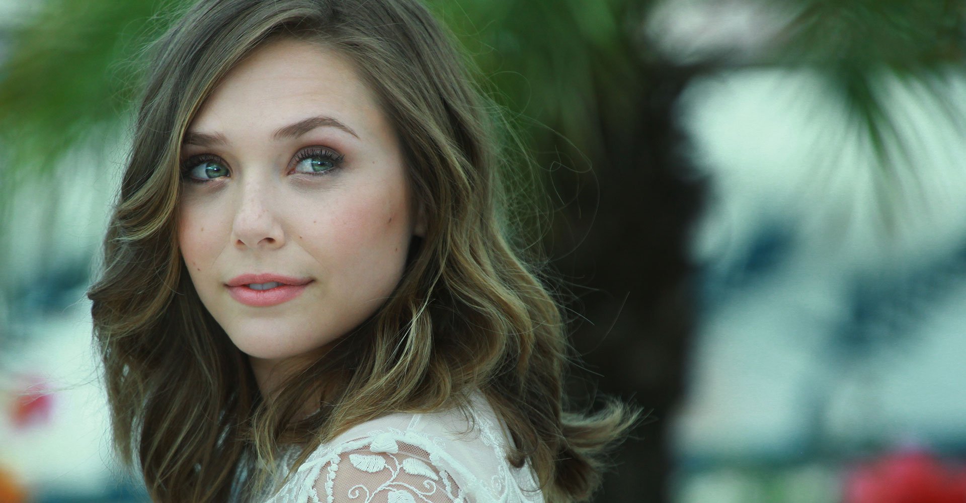 272Modelo com cabelo mdio loiro