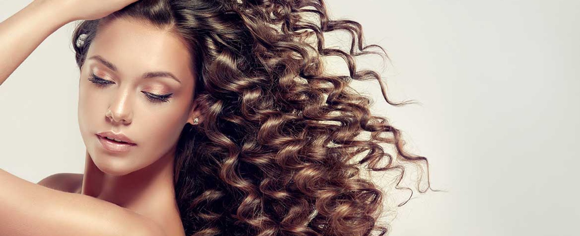 Modelo Morena Com Lindos Cabelos Cacheados Volumosos E Longos