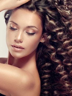 Modelo Morena Com Lindos Cabelos Cacheados Volumosos E Longos