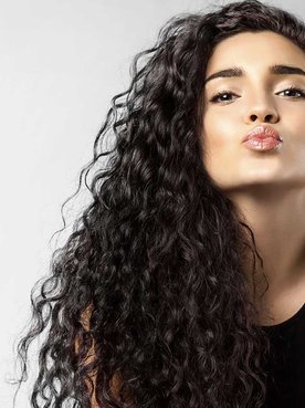Modelo Mandando Beijinho Com Cabelos Cacheados Longos