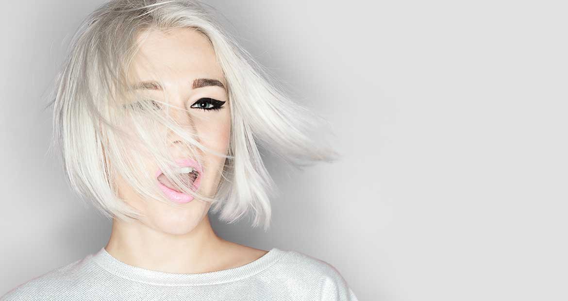 Modelo com longos cabelos platinados