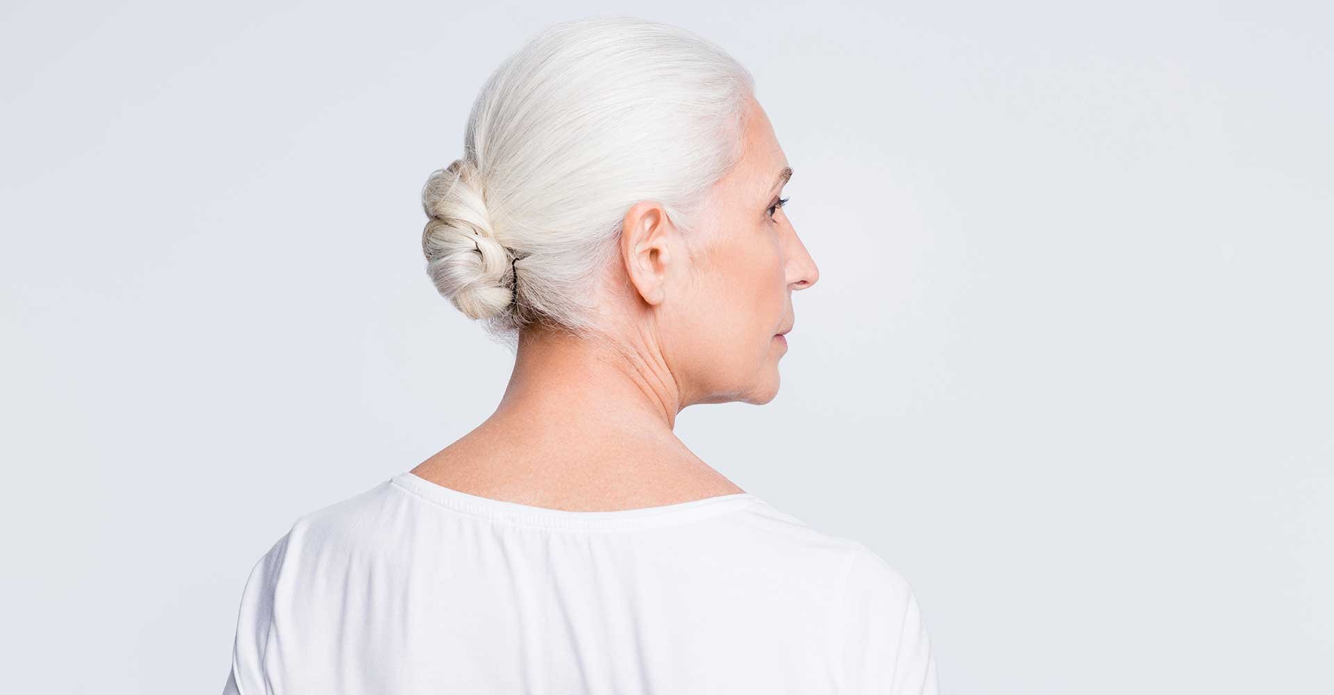 Mulher De Costas Com Rosto Levemente Lateral Com Cabelos Brancos