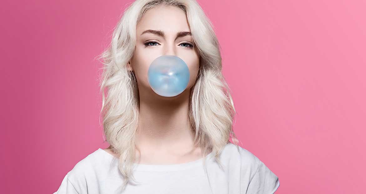 Modelo Com Cabelo Platinado Fazendo Bola De Chiclete