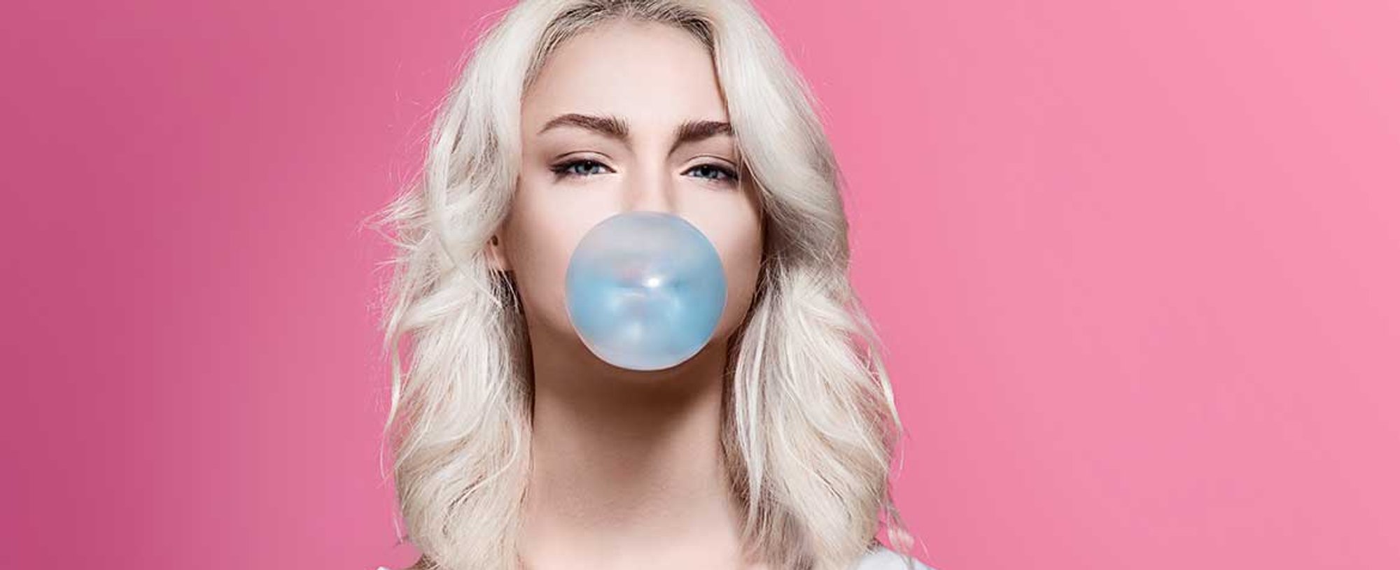 Modelo Com Cabelo Platinado Fazendo Bola De Chiclete