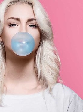 Modelo Com Cabelo Platinado Fazendo Bola De Chiclete