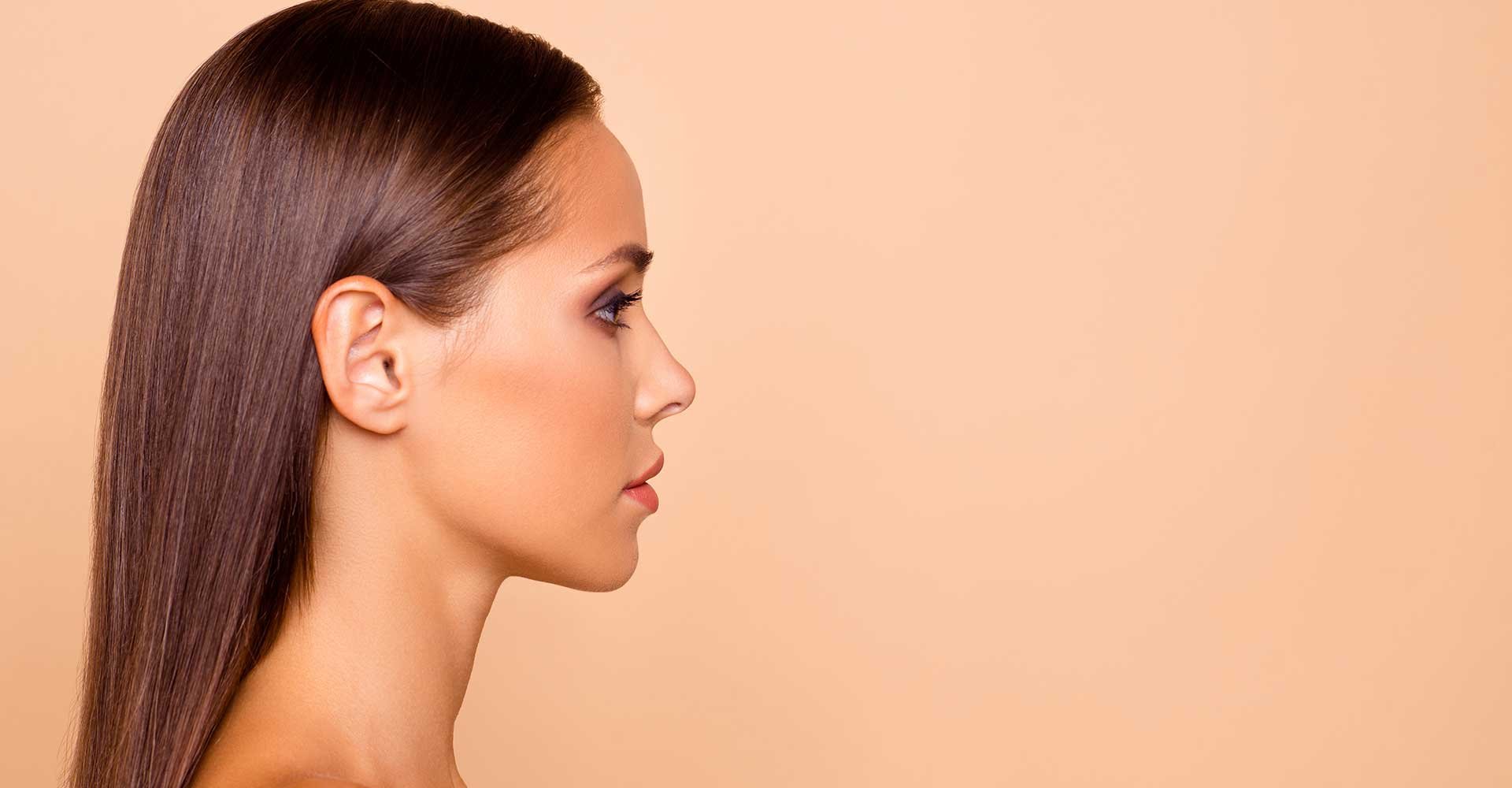 Foto Lateral De Uma Modelo Com Cabelo Longo