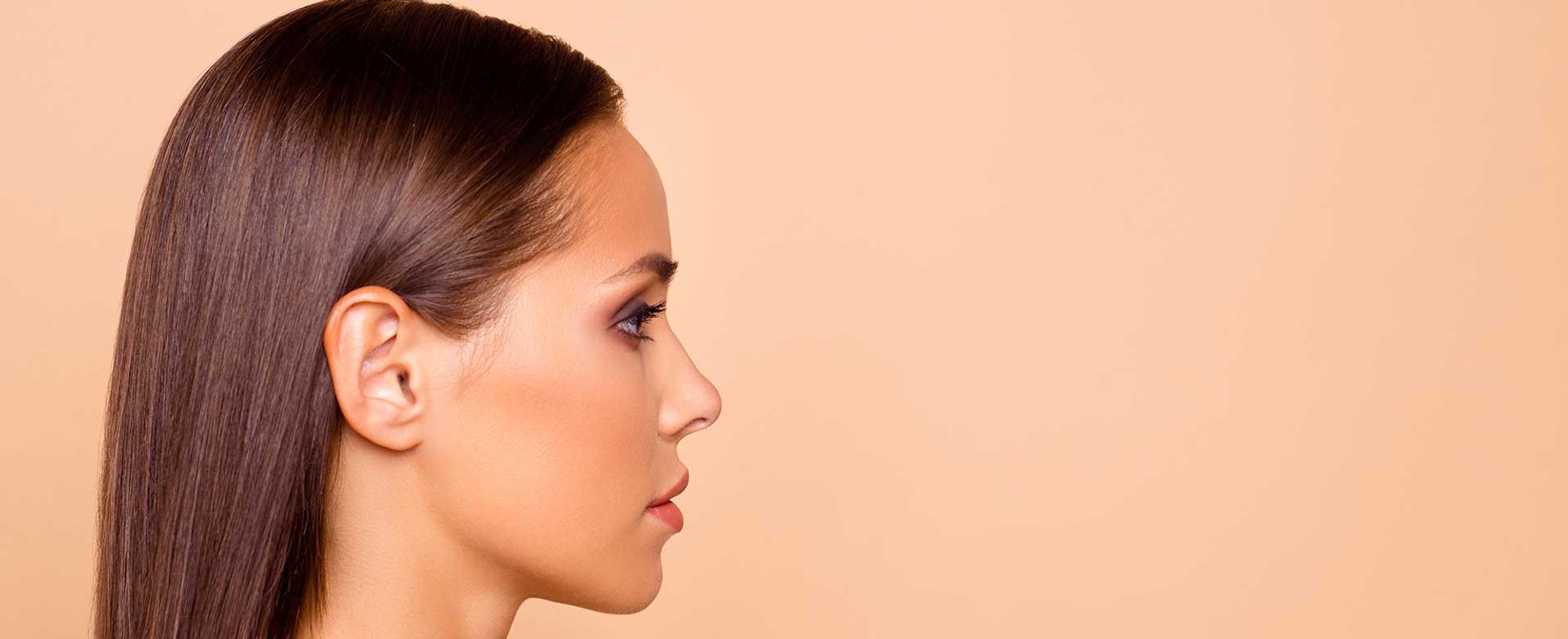 Foto Lateral De Uma Modelo Com Cabelo Longo