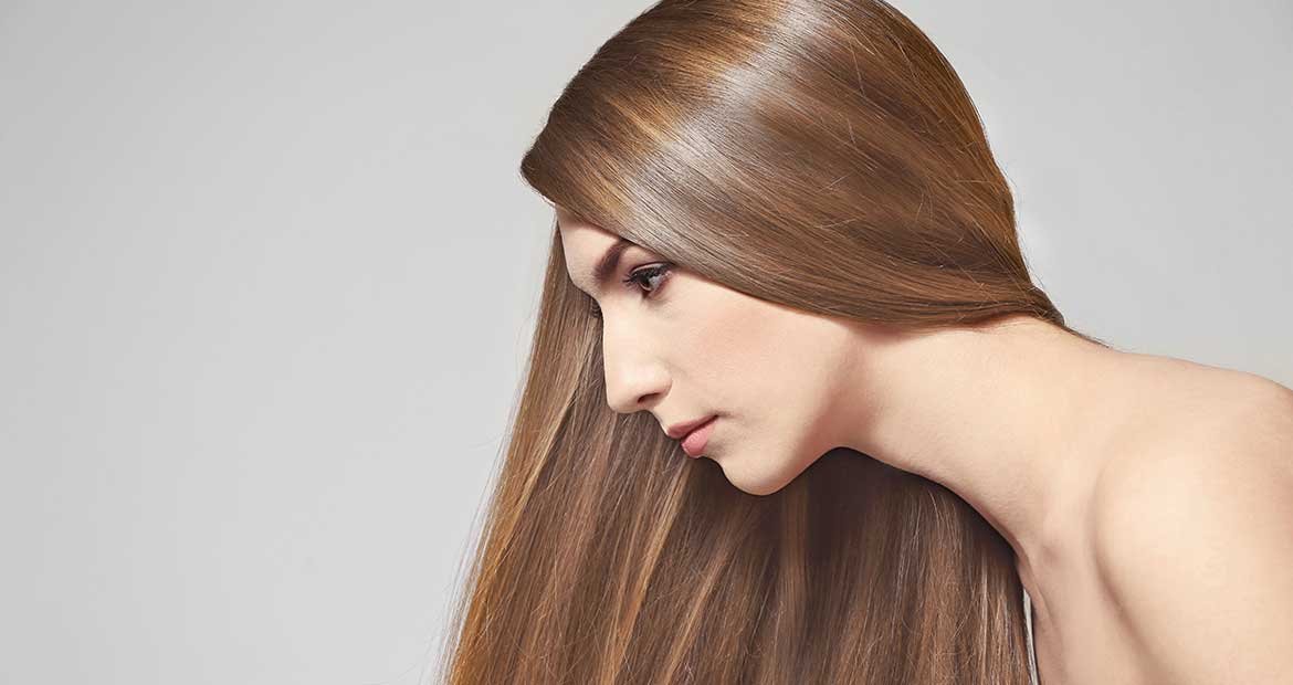 Modelo com lindos cabelos castanhos longos