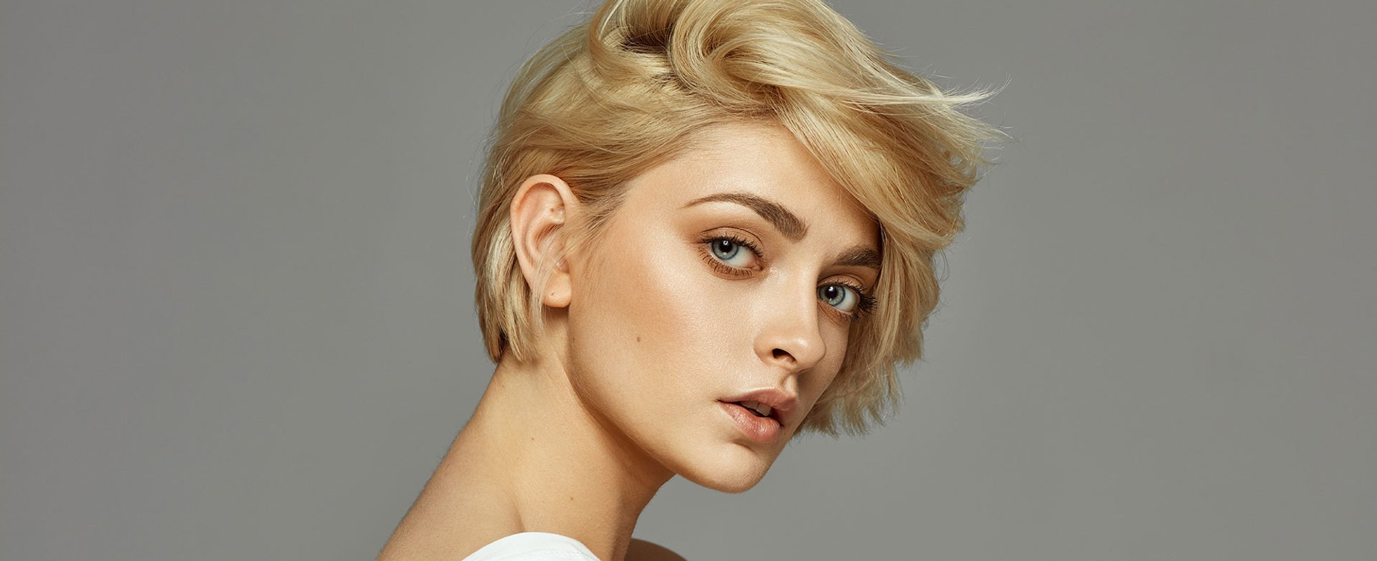 235Modelo branca com olhos verdes com cabelo loiro curto