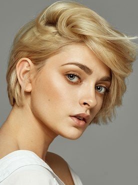 235Modelo branca com olhos verdes com cabelo loiro curto