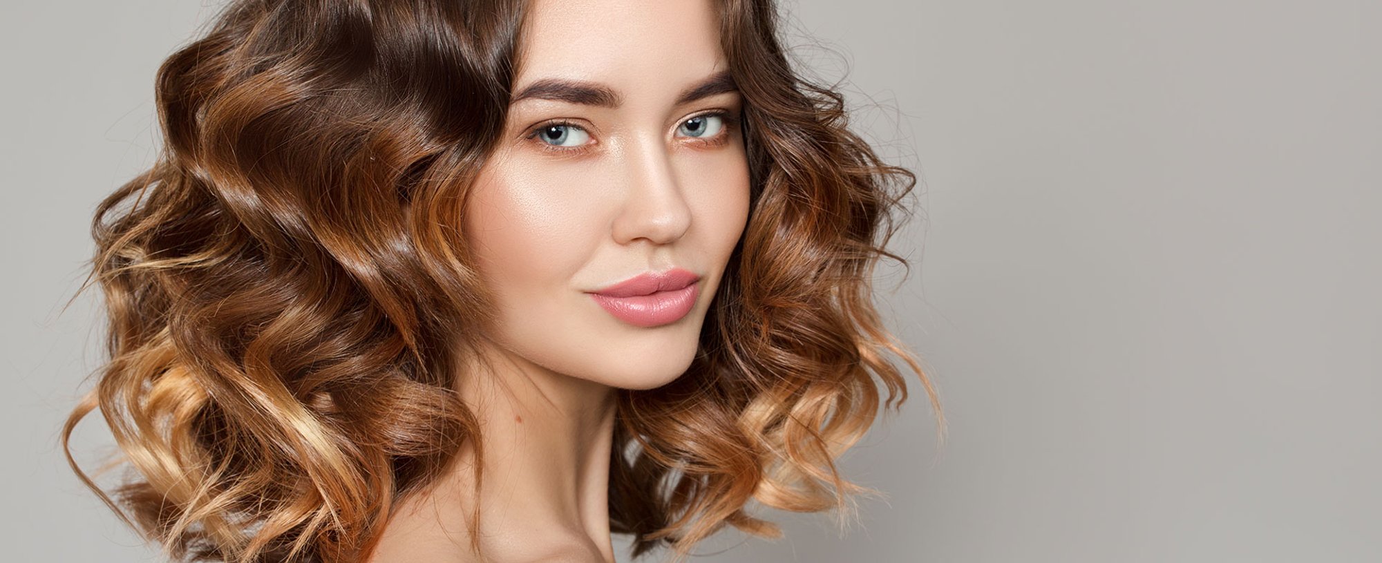 240Modelo Com Cabelo Ondulado Na Altura Do Ombro Com Luzes