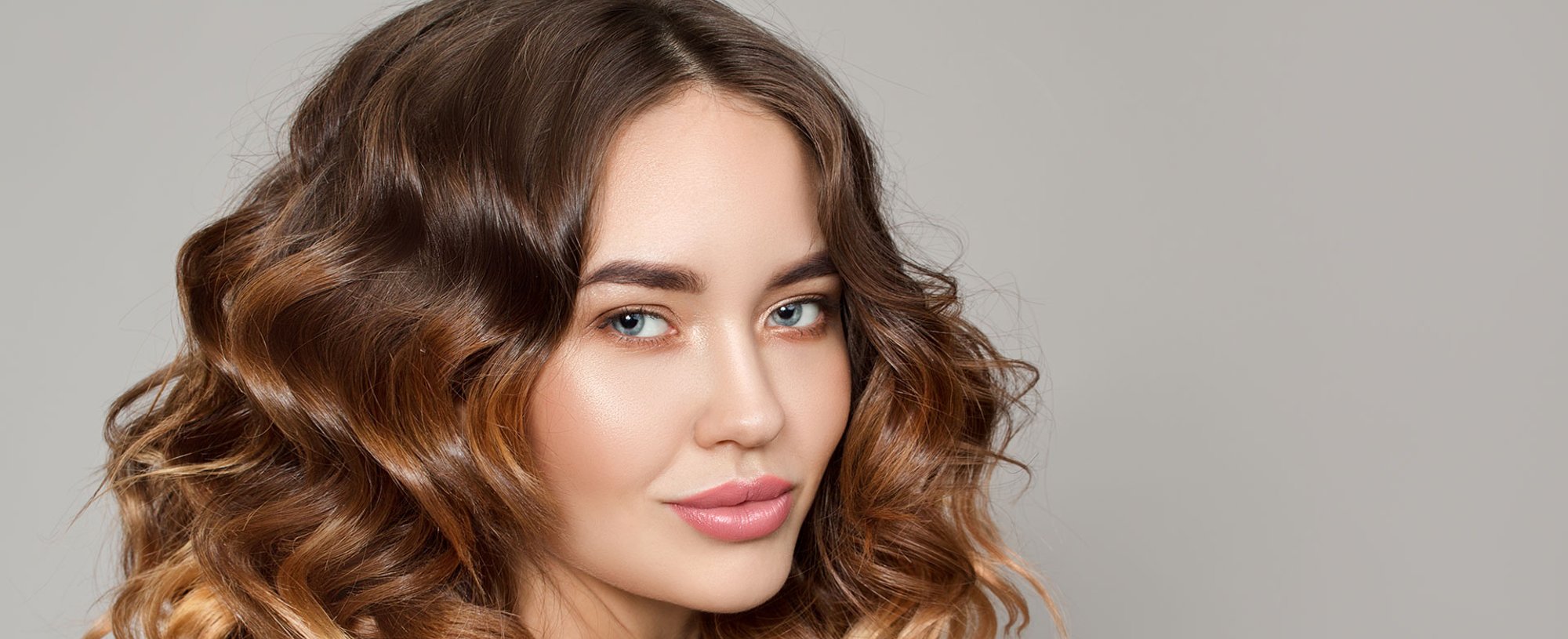240Modelo Com Cabelo Ondulado Na Altura Do Ombro Com Luzes
