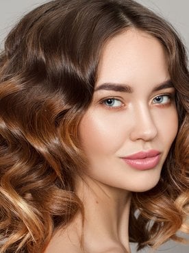 240Modelo Com Cabelo Ondulado Na Altura Do Ombro Com Luzes