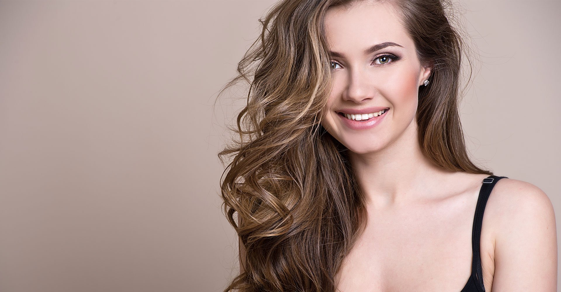 322Modelo Sorrindo Com Os Cabelos Pro Lado Um Castanhos E Com Um Pouco De Luzes Nas Pontas