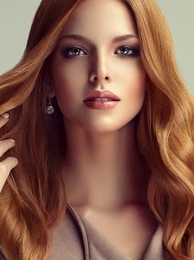 323Modelo Com Cabelo Longo Ruivo Segurando Levemente Os Fios