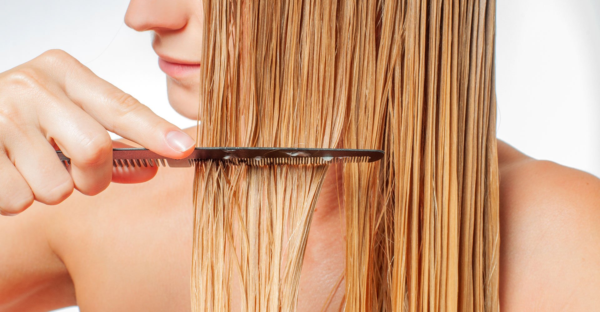 326Modelo com cabelo loiro penteando-o