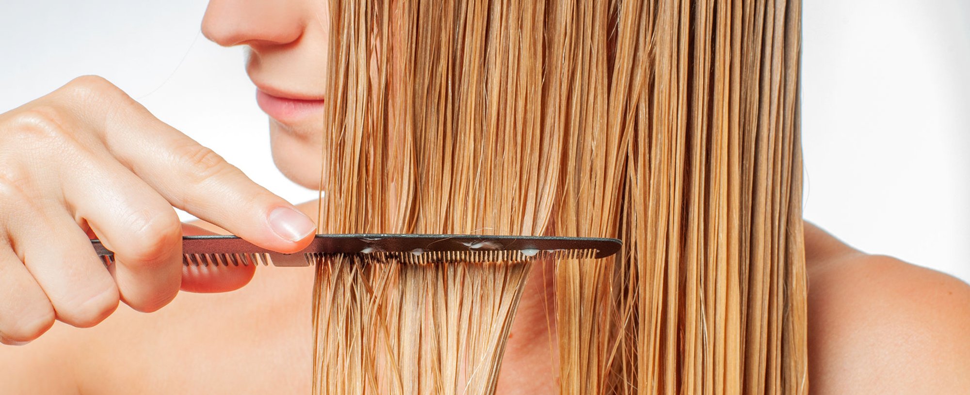 326Modelo com cabelo loiro penteando-o