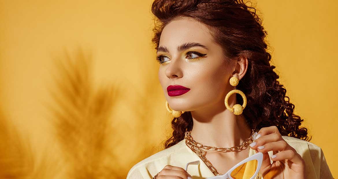 Modelo Ruiva Com Cabelo Ondulado Cheio De Jias