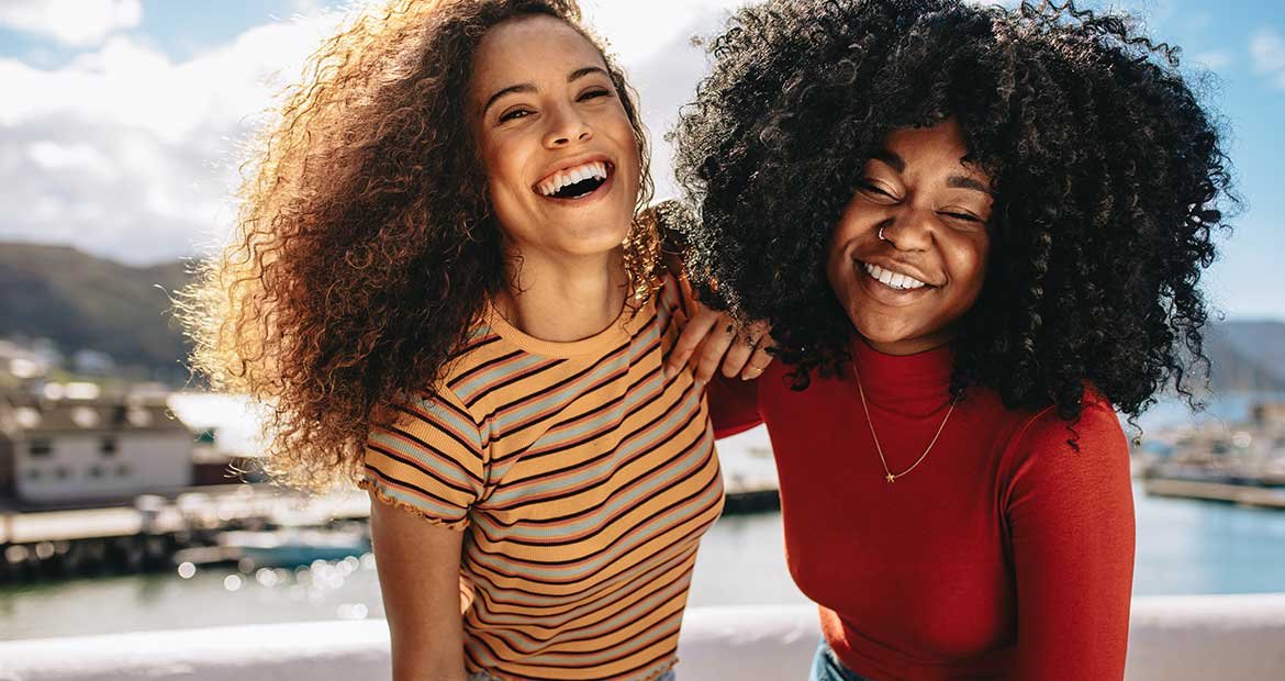 Duas Modelos Com Cabelos Castanhos Sorrindo