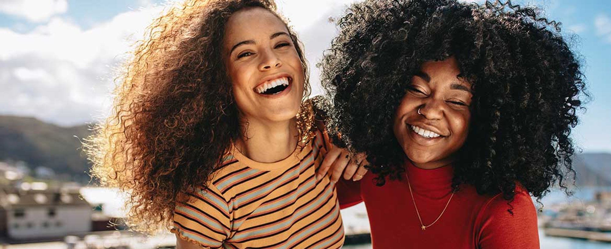 Duas Modelos Com Cabelos Castanhos Sorrindo
