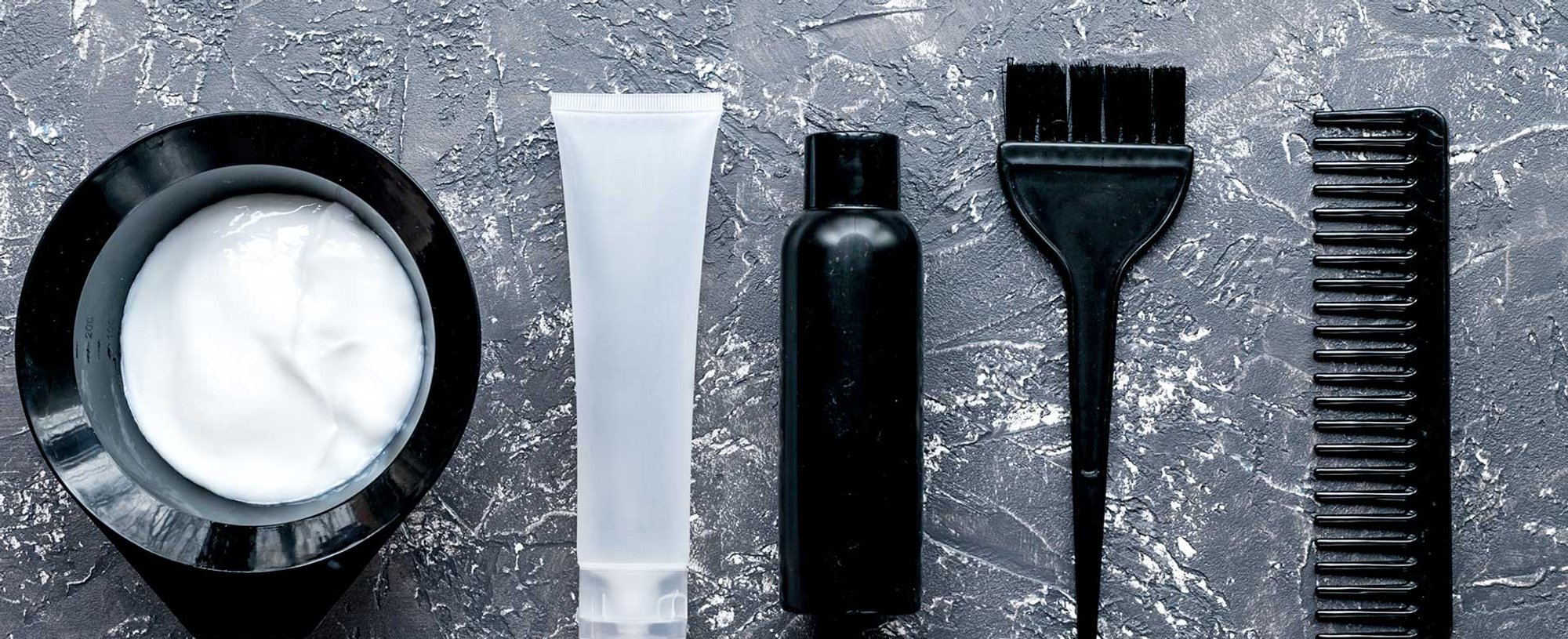 Vrios artefatos relacionado a cabelo como escova tinta