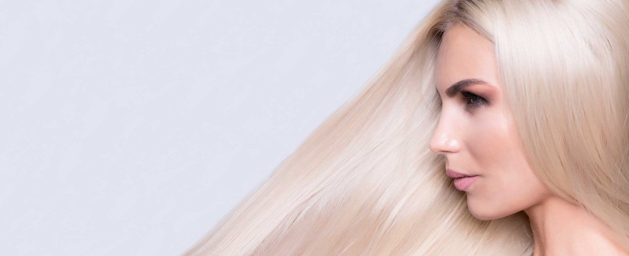 Foto de uma mulher branca com cabelos longos platinado