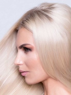 Foto de uma mulher branca com cabelos longos platinado