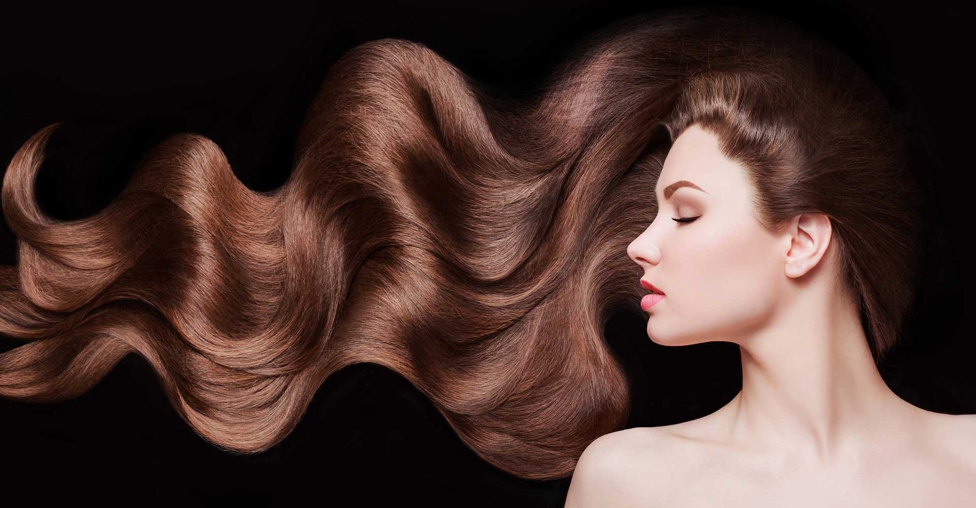 Imagem de uma mulher branca, deitada com seus cabelos castanhos escuros solto