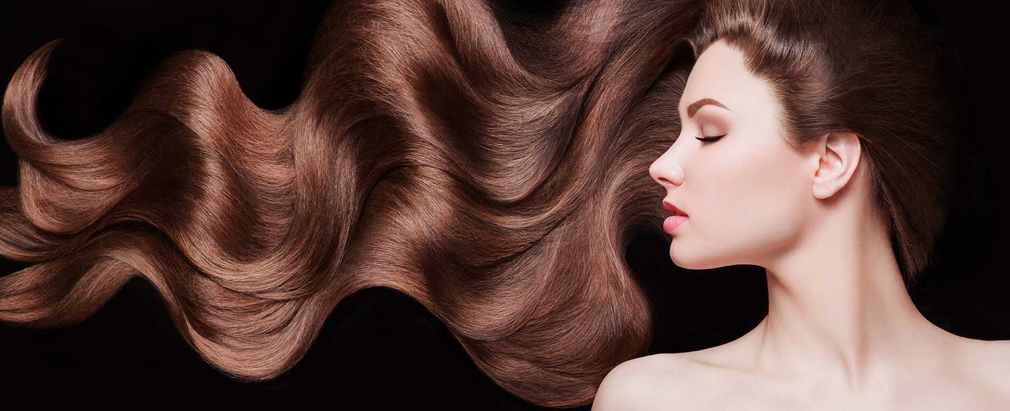 Imagem de uma mulher branca, deitada com seus cabelos castanhos escuros solto