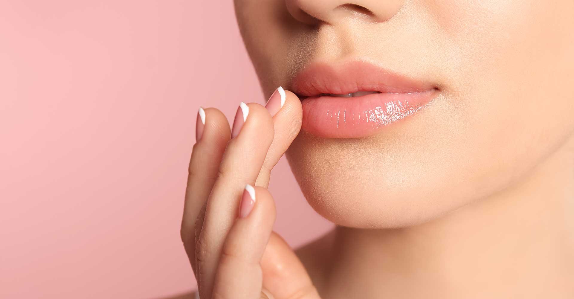 Imagem dos lábios de uma modelo branca