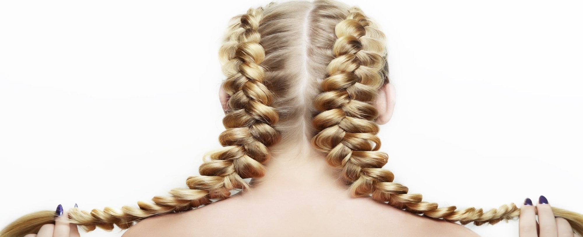 Mulher de costas com trança no cabelo