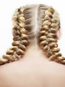 Mulher de costas com trança no cabelo