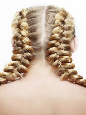 Mulher de costas com trança no cabelo
