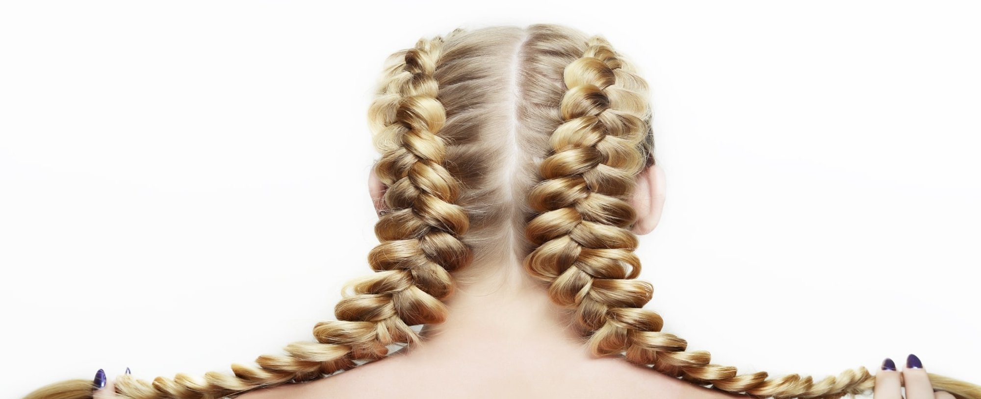 Mulher de costas com trança no cabelo