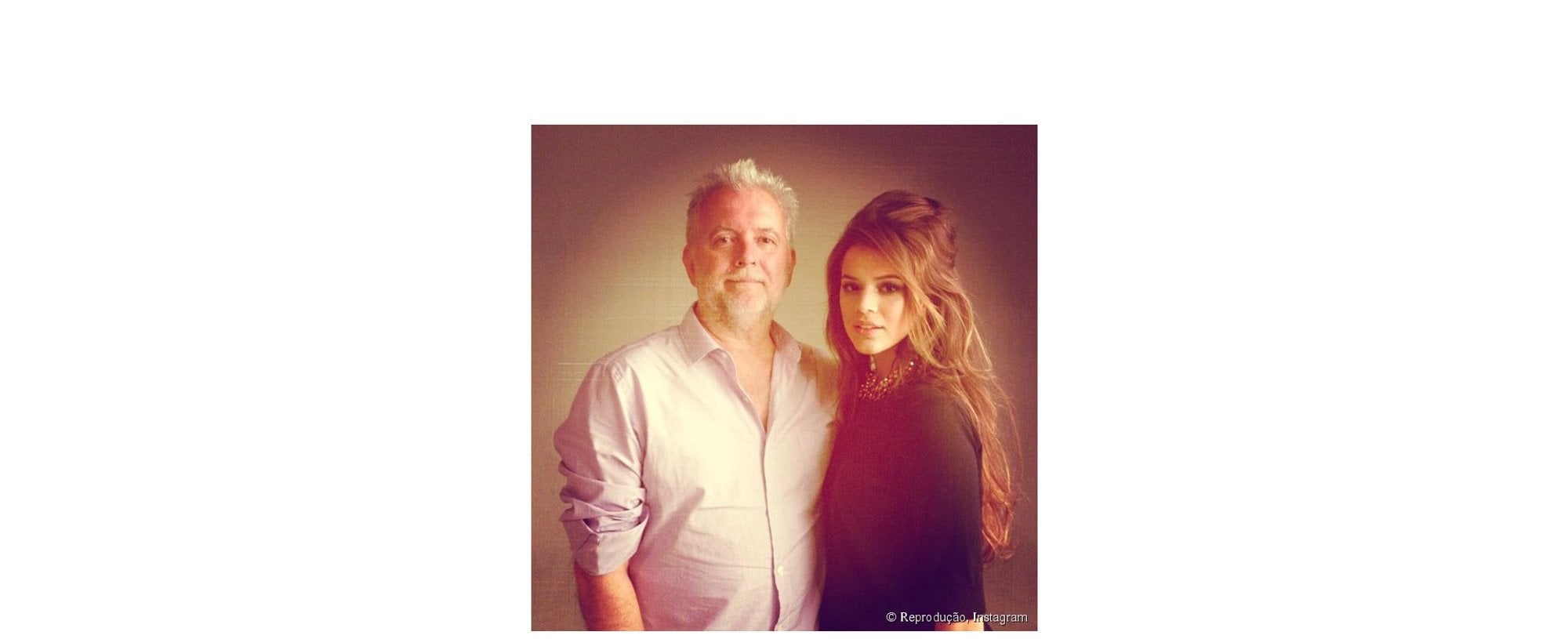 Foto da Bruna Marquezine com penteado anos 90. Coque com volume e alguns fios soltos. E o fotográfo Jr Duran com cabelos e barba grisalhas