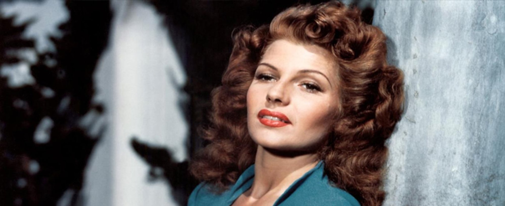 Imagem da atriz Rita Hayworth com seus cabelos ruivos e ondulados