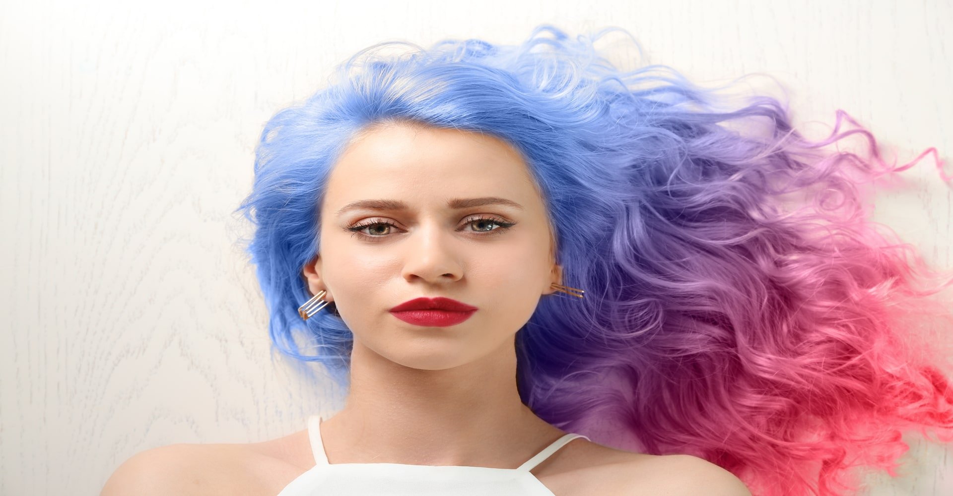 Mulher com cor de cabelo azul, roxa e rosa 