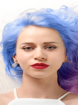 Mulher com cor de cabelo azul, roxa e rosa
