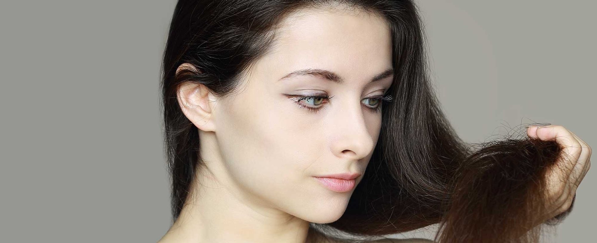 Modelo Olhando Seu Cabelo Banner