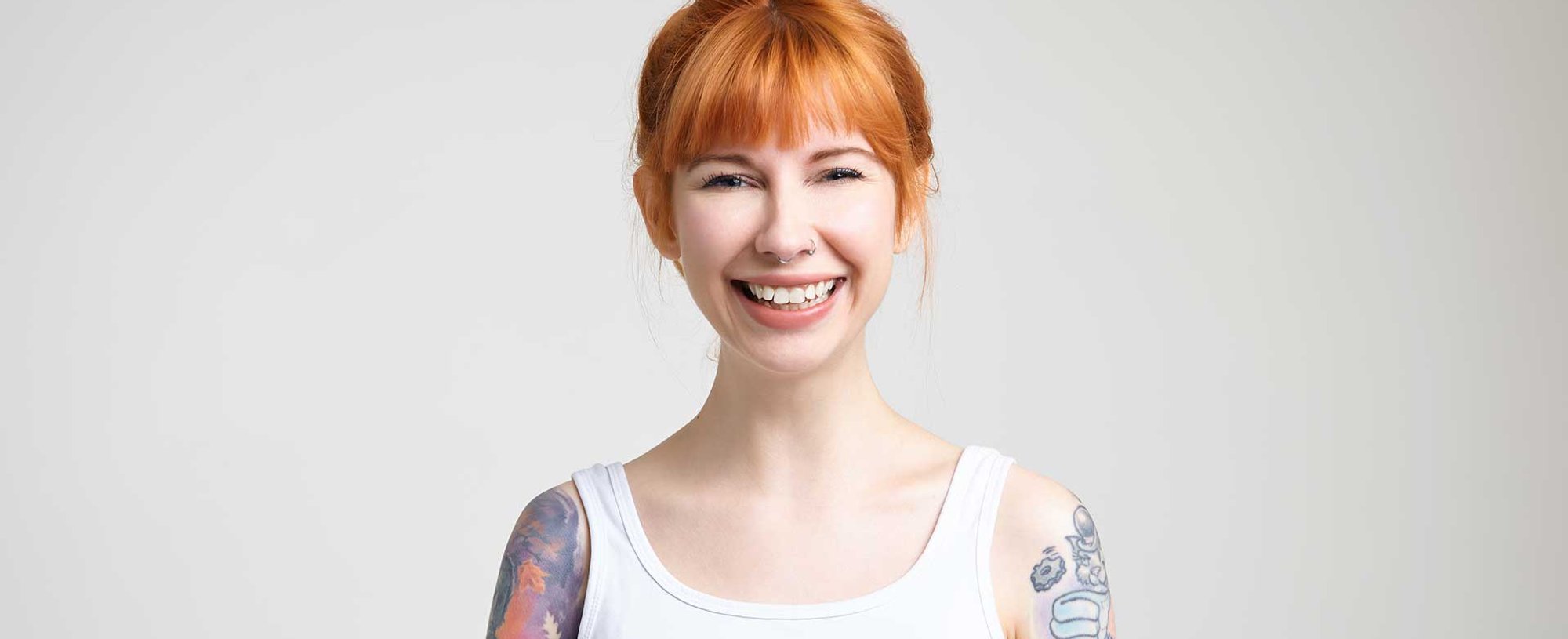 Mulher Ruiva Tatuada Modelo Banner