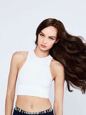 Modelo branca com cabelo liso