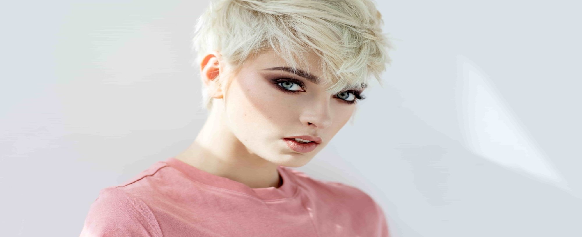 Mulher branca com o cabelo curto platinado