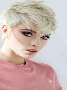 Mulher branca com o cabelo curto platinado