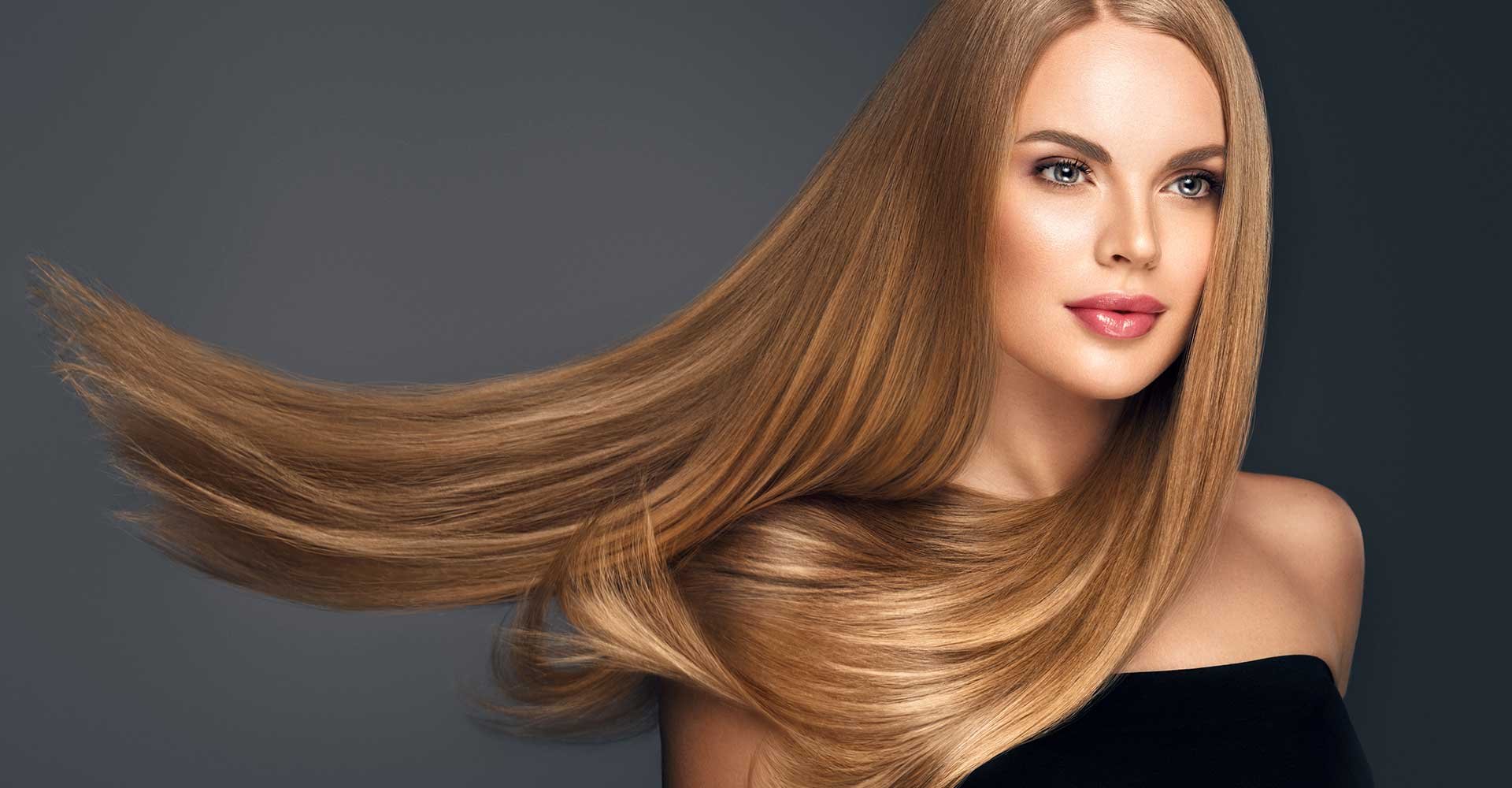 Modelo branca, com seus cabelos lisos e loiros