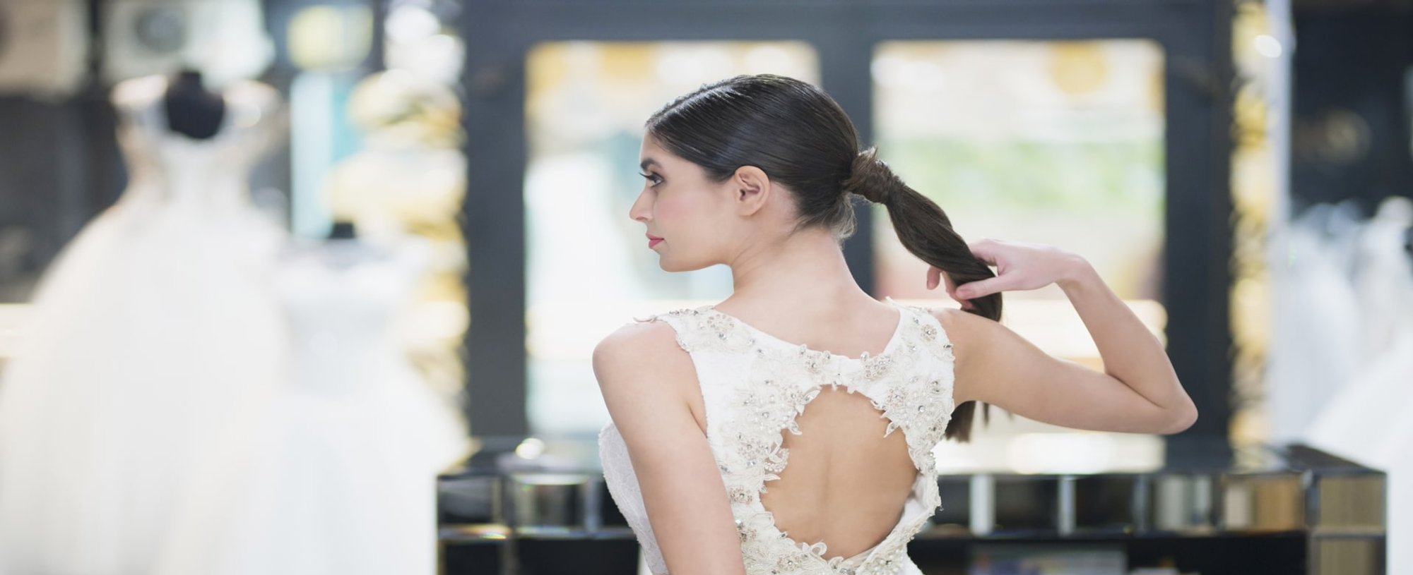 Mulher vestida de noiva com o penteado rabo de cavalo