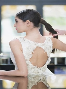 Mulher vestida de noiva com o penteado rabo de cavalo