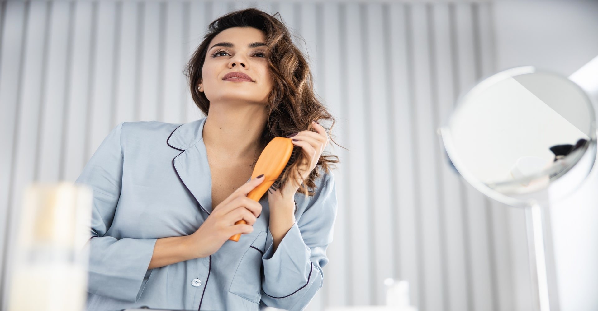 Mulher penteando o cabelo 