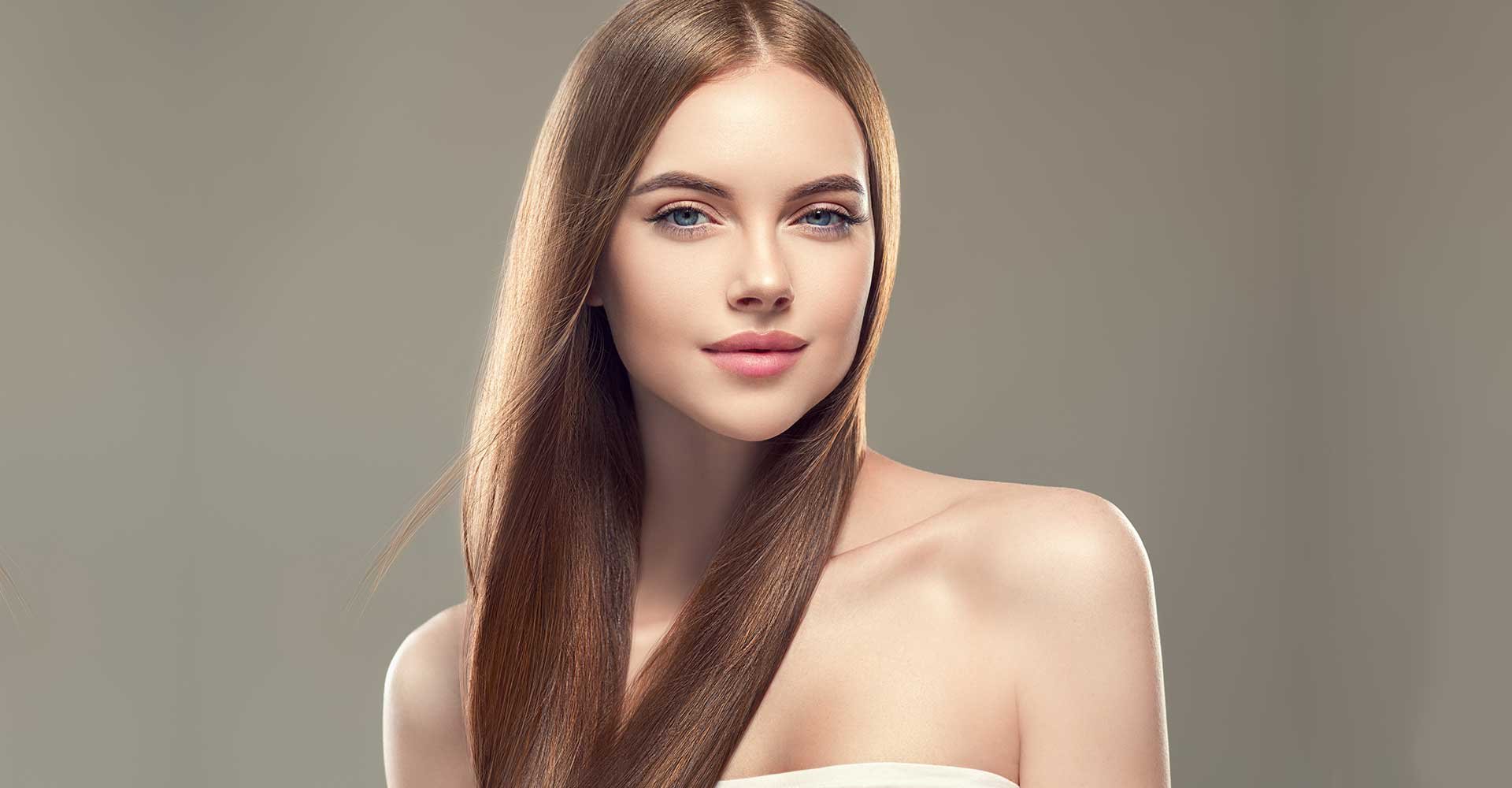 Imagem de uma mulher branca, olhos azuis e cabelos bem lisos ruivos