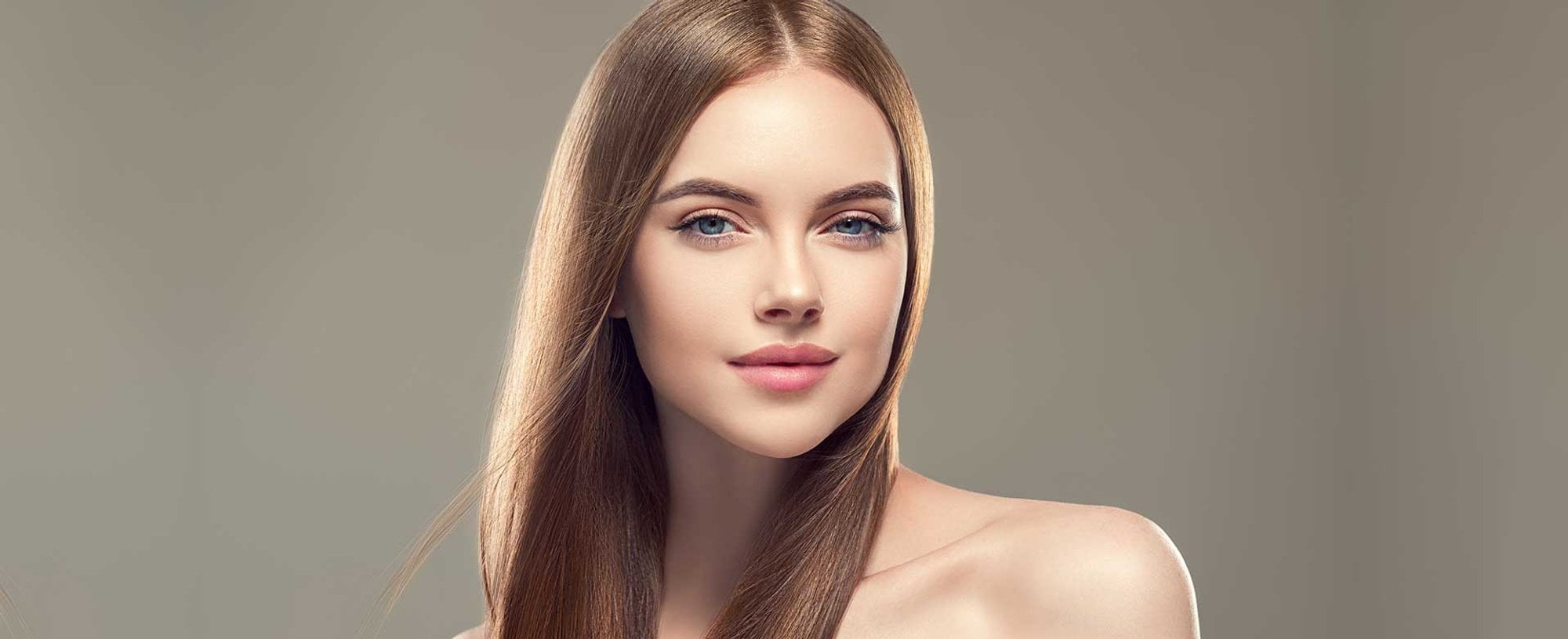 Imagem de uma mulher branca, olhos azuis e cabelos bem lisos ruivos